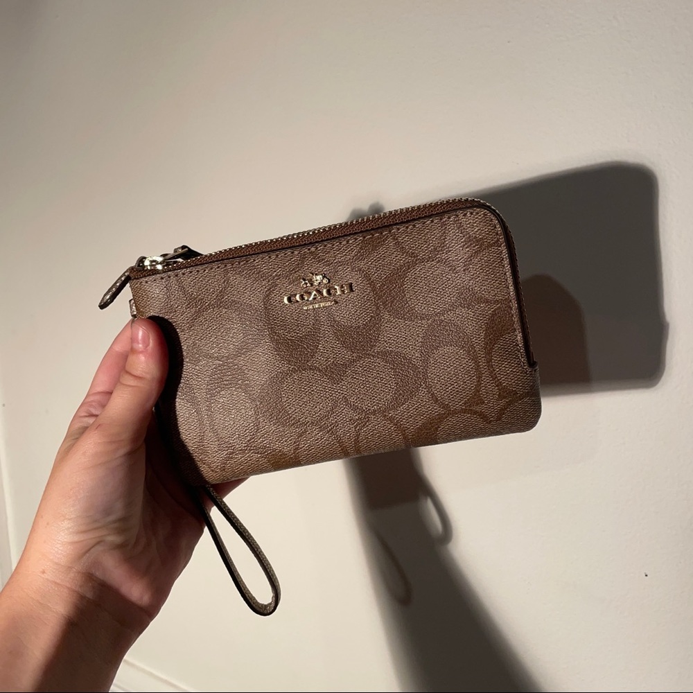 COACH WRISTLET WALLET 🤎🤍